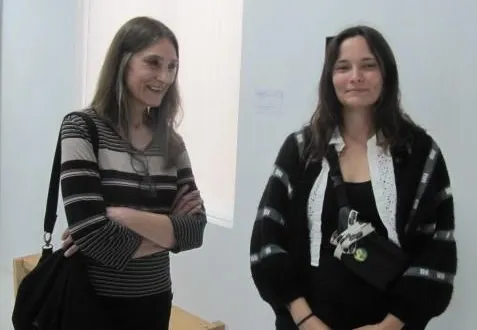 photo  à gauche, isabel pérez del pulgar, vidéaste et coline jourdan, photographe plasticienne ont travaillé toutes deux en résidence à l’estrade. isabel présente « errer parmi les pierres » et coline « quand rougissent les pierres ».  &copy;  ouest-france 