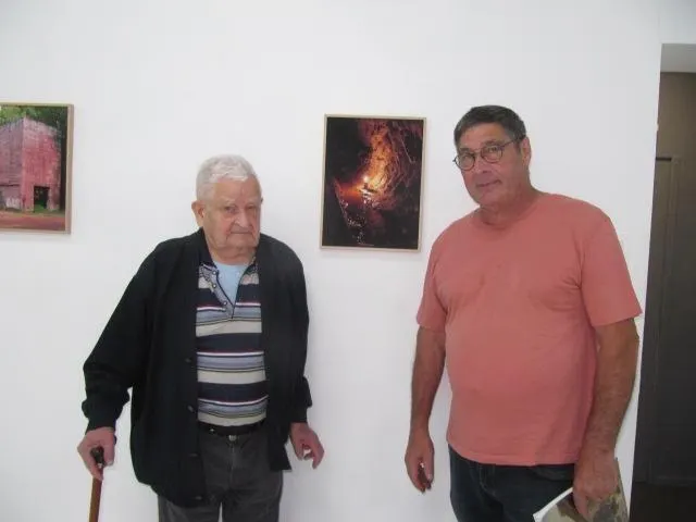Joseph Fournière et Philippe Pichereau, venus voir le travail photographique de Coline Jourdan, qu’ils ont accompagnée dans son projet autour de la Mine de Saint Clair d’Halouze. Ouest-France photo joseph fournière et philippe pichereau, venus voir le travail photographique de coline jourdan, qu’ils ont accompagnée dans son projet autour de la mine de saint clair d’halouze. © ouest-france