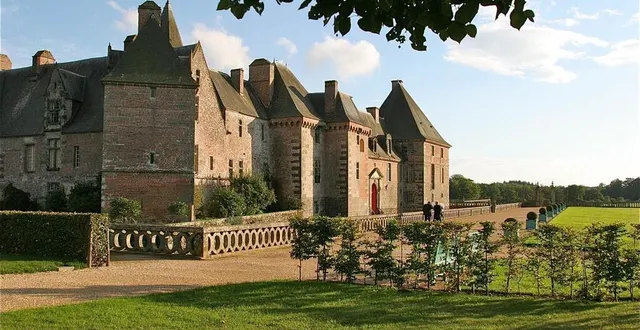 photo  l’entrée du château de carrouges (orne), avec sa célèbre teinte rouge.  &copy;  gérard houdou 