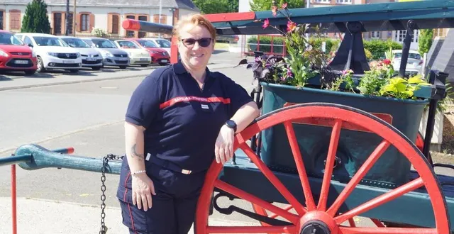 photo  valérie guinet, cheffe de centre des pompiers, devant la pompe à bras, rénovée par les jeunes du village lors d’une du dispositif argent de poche.  &copy;  ouest-france 