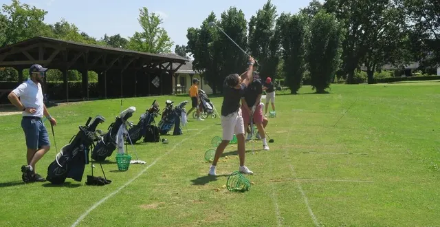 photo  les jeunes golfeurs de cannes mougins étaient sur les parcours sabolien, ce lundi 10 juillet, pour préparer la compétition qui débutera mercredi 12.  &copy;  photo : ouest-france 