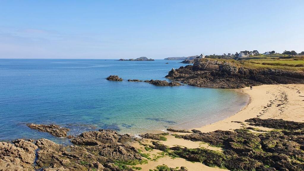 La plage du Petit Port, près de Cancale (Ille-et-Vilaine) …