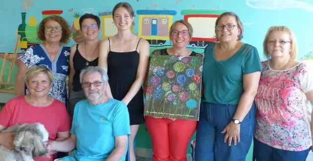 photo  isabelle jacob, la présidente, tenant le tableau qui sera le nouveau logo de l’association. à sa droite, camille provost, 16 ans, nouvelle secrétaire.  &copy;  ouest-france 