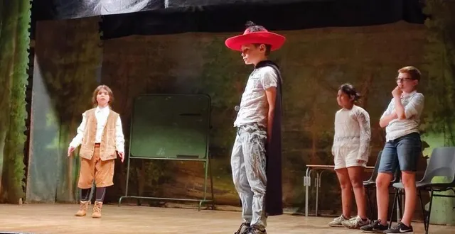 photo  la séance théâtrale du 29 juin, ouverte à tous, a fait salle comble. les élèves des classes cm2 et cm2 y restituaient leur apprentissage du théâtre dans des saynètes très bien interprétées  &copy;  ouest-france 