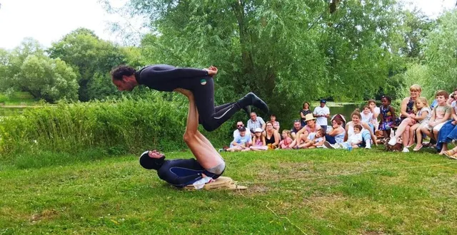 photo  florian et vivien, de la compagnie qui s’y colle, ont fait rire le public sur le thème de la fin du monde.  &copy;  ouest-france 