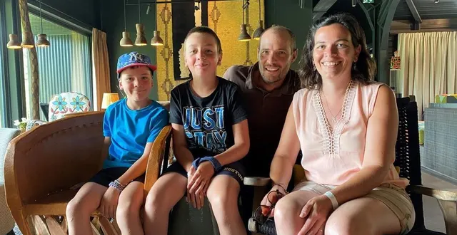 photo  aurélie et lloyd, avec leurs enfants clément et jules, ont été parmi les premiers à tester les safari suites du zoo de la flèche.  &copy;  ouest-france 