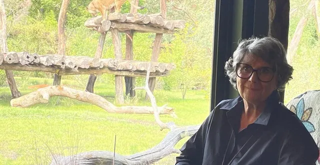 photo  claudine pellerin avant son départ du zoo de la flèche le lundi 10 juillet 2023, dans le grand salon du nouveau safari suite. en arrière-plan, prête à bondir, la lionne malindi.  &copy;  le maine libre 