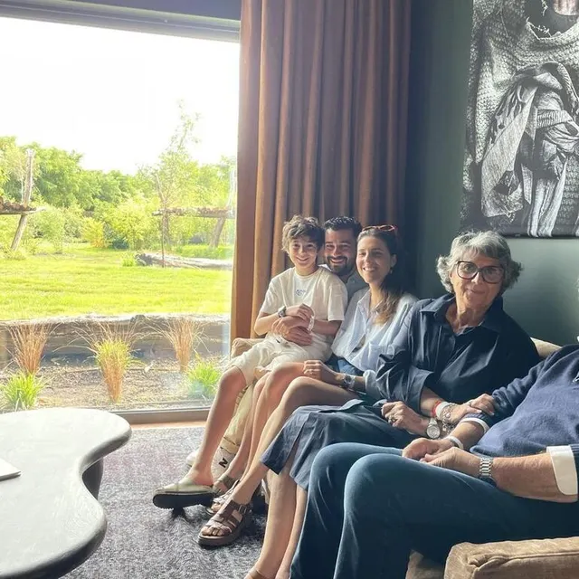 photo la famille pellerin dans l’une des nouvelles suites du zoo de la flèche, où elle a séjourné les 8 et 9 juillet 2023, face à l’enclos des guépards.  ©  le maine libre