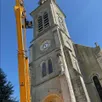 photo la grue a été entièrement déployée, pour accéder au sommet du clocher, à 40 m de hauteur