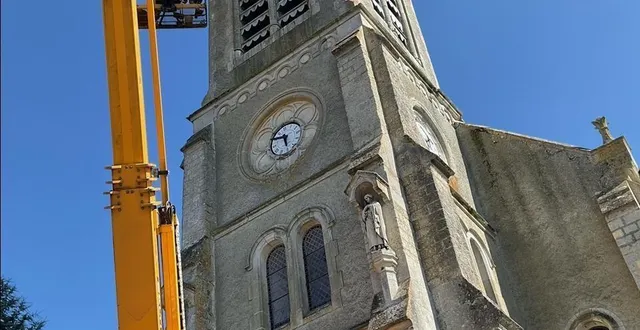 photo  la grue a été entièrement déployée, pour accéder au sommet du clocher, à 40 m de hauteur  &copy;  . ouest-france 