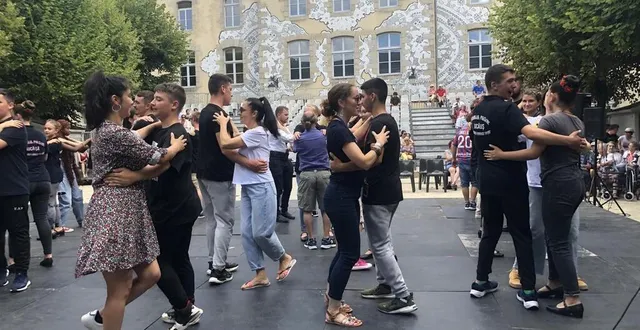 photo  dans la cour carrée de la dentelle, à alençon, les volontaires pouvaient s’essayer à différentes danses traditionnelles, ce mercredi 12 juillet 2023.  &copy;  ouest-france 