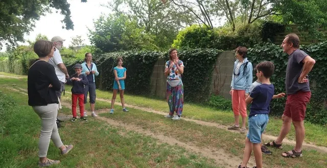 photo  cholet, mercredi 12 juillet. une dizaine de personnes ont pu profiter des balades sensorielles proposées par l’office de tourisme.  &copy;  co – jessy gourdon 