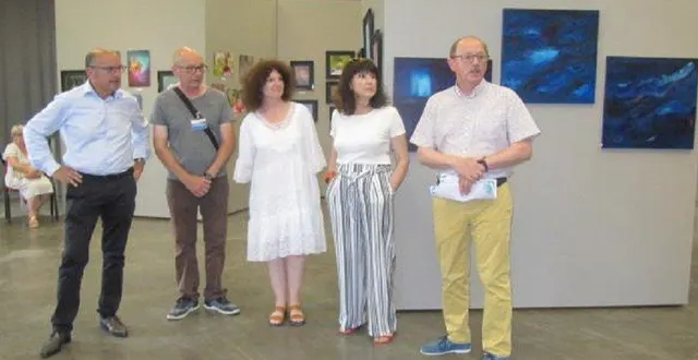 photo  la galerie de  la roche d’oëtre accueille une nouvelle exposition « croisée des chemins », jusqu’au 3 septembre. de gauche à droite : alain lange maire d’athis-val-de-rouvre et conseiller départemental, didier castelain (photographe), martine lebon (peintre), marta castellanos (créatrice), françois baille, vice-président à la culture à flers-agglo, lors du vernissage de l’exposition vendredi. 