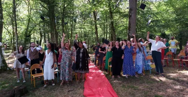 photo  l’équipe de l’institut de formation aux soins infirmiers (ifsi) avait invité familleset amis des étudiants, lundi, pour une remise de diplôme festive.  &copy;  ouest-france 