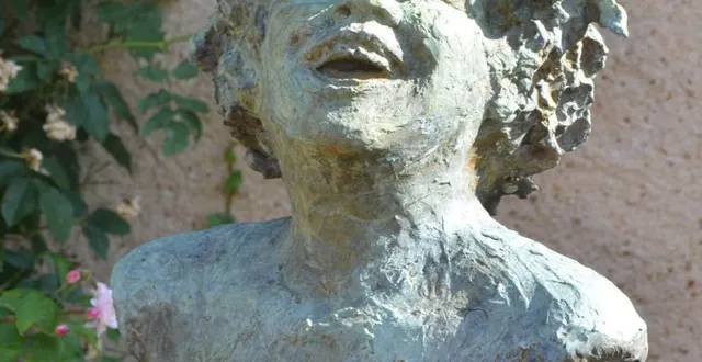 photo  bacchus jeune accueille les visiteurs à deux pas de la cave de corinne nourry.  &copy;  le maine libre 