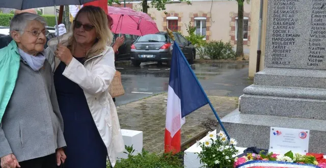 photo  colette leloup, 12 ans à l’époque (à g.), a assisté à la cérémonie.  &copy;  le maine libre 