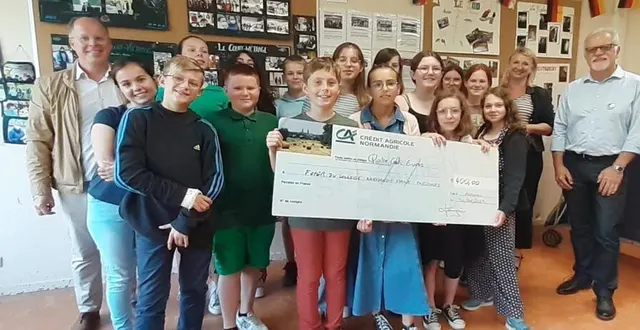 photo  une remise de chèque d’une valeur de 400 € s’est effectuée dans le local du foyer au collège normandie-maine.  &copy;  le maine libre 