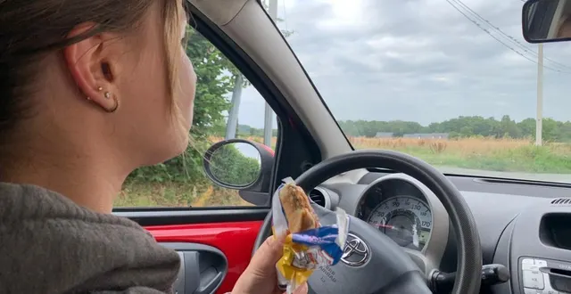 photo  manger et boire sur la route peuvent avoir des conséquences sur la conduite et augmenter le risque d’accident.  &copy;  le maine libre 