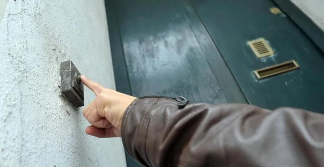 photo  méfiez-vous des inconnus qui sonnent chez vous. « en cas de doute sur l’identité de personnes se présentant à votre domicile, ne les laissez pas pénétrer chez vous et composez le 17 », conseille la police nationale de la sarthe.  &copy;  archives presse océan 