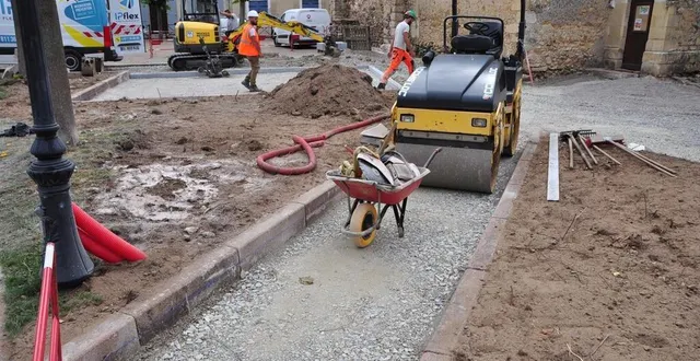 photo  la première phase s’achèvera le mercredi 19 juillet. il s’agit de l’aménagement de trois places de stationnement supplémentaires sur le parking de l’église.  &copy;  le maine libre 