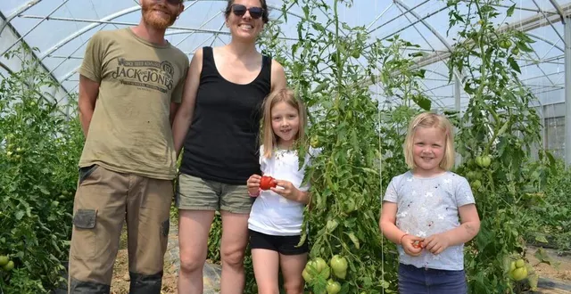 photo  nicolas beaudouin et julie rocher, en compagnie de leurs filles maé et coline, sont à la tête de fan de carottes, une ferme maraîchère et pédagogique.  &copy;  le maine libre 