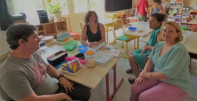 photo  une partie de l’équipe enseignante se retrouve en ce début de vacances pour le rangement de fin d’année. de gauche à droite, jean-pierre guichon, enseignant des cm1/cm2, peggy lévy, en charge des grandes sections et cp, jennifer guillaume, accompagnante des élèves en situation de handicap, et anita guichon, directrice et enseignante des ce1/ce2.  &copy;  ouest-france 