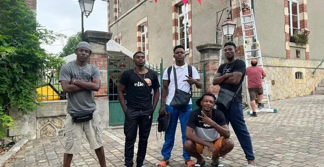 photo  stoubou, maza, faouz, kayoum et madjid sont les cinq membres du collectif hip-hop évolution, qui se produit ce week-end des 15 et 16 juillet.  &copy;  emma verbeke 