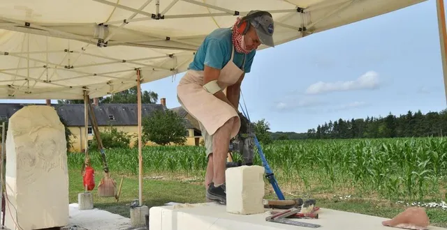 photo  le travail des sculpteurs est visible au gîte de la métairie.   &copy;  le maine libre 