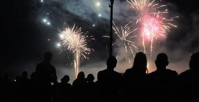 photo  le feu d’artifice a rempli le ciel de sablé de lumière et de bruit au bord de la sarthe.  &copy;  ouest-france 