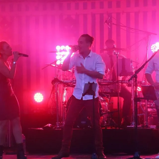 photo le groupe light’up a animé un bal populaire pendant la soirée.  ©  ouest-france