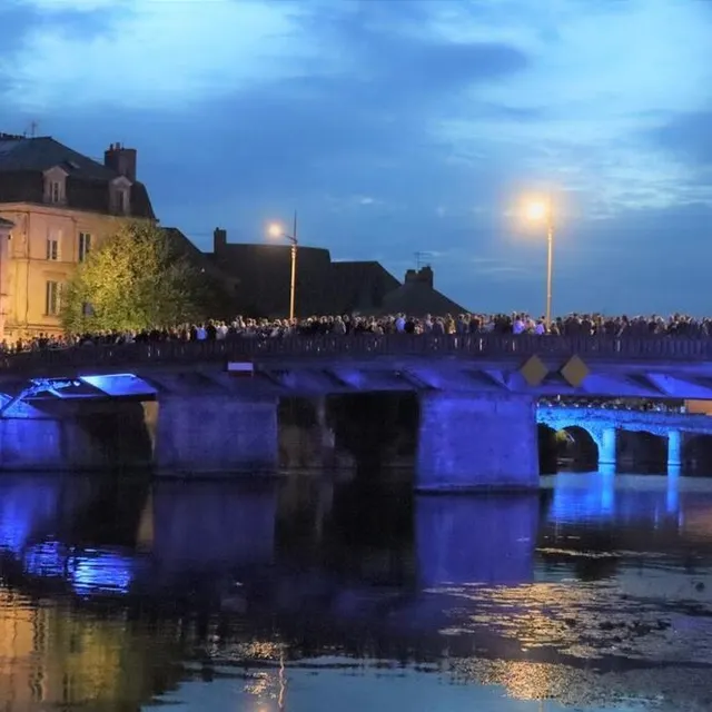 photo le pont de la grande-rue a été un endroit très prisé pour assister au feu d’artifice.  ©  ouest-france