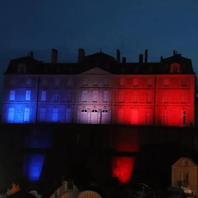 photo le château de sablé-sur-sarthe, illuminé par le drapeau français avant le feu d’artifice.  ©  ouest-france