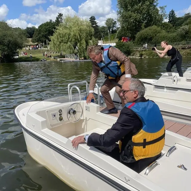 Les élus ont pu monter à bord des barques électriques. Ouest-France photo les élus ont pu monter à bord des barques électriques. © ouest-france