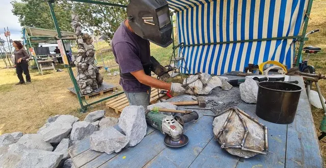 photo  montjean-sur-loire, jeudi 13 juillet 2023. les neuf artistes du symposium de montjean-sur-loire ont jusqu’à ce dimanche, 18 h, pour finir leurs œuvres et les présenter au public.  &copy;  co – battiste delfino 