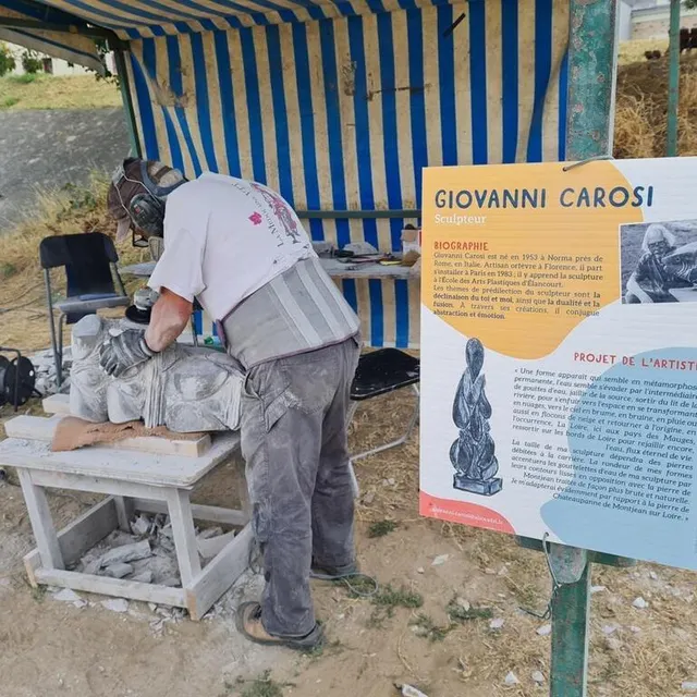 photo montjean-sur-loire, jeudi 13 juillet 2023. giovanni carosi sculpte en travaillant la pierre extraite d’une carrière juste à côté, à chateaupanne.  ©  co – battiste delfino