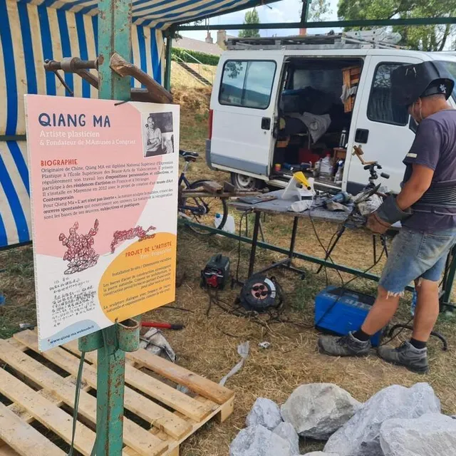 photo montjean-sur-loire, jeudi 13 juillet 2023. l’œuvre de qiang ma, « propagation » est composée d’un assemblage de rochers et d’un filet métallique, qu’il soude morceaux par morceaux.  ©  co – battiste delfino