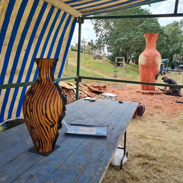 photo montjean-sur-loire, jeudi 13 juillet 2023. jonathan bernard reproduit à une échelle décuplée un vase en bois de séquoia, qu’il brûle pour lui donner de la texture et empêcher qu’il ne pourrisse.  ©  co – battiste delfino