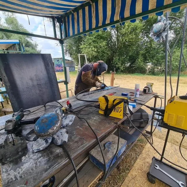 photo montjean-sur-loire, le jeudi 13 juillet 2023. les artistes présenteront leur réalisation au public ce dimanche, à 18 heures, avant le début des concerts de clôture du symposium.  ©  co – battiste delfino