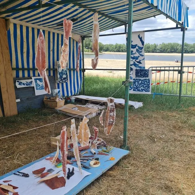 photo montjean-sur-loire, le jeudi 13 juillet 2023. mélanie lepage, artiste plasticienne originaire de segré réalise de son côté plusieurs petits formats faits de bois et de papier, au relief plus contrasté, reprenant le bleu irisé de la loire.  ©  co – battiste delfino