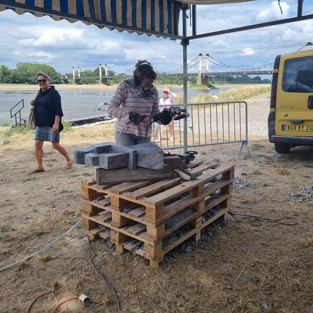 photo montjean-sur-loire, le jeudi 13 juillet 2023. les sculpteurs ont monté leurs tentes sur les quais du saumon, à montjean-sur-loire.  ©  co – battiste delfino