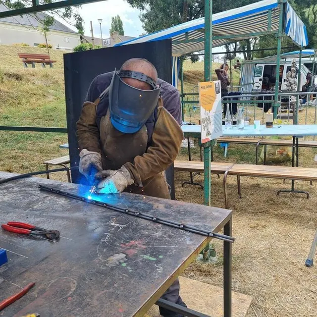 photo montjean-sur-loire, le jeudi 13 juillet 2023. marc dupard travaille l’acier pour produire des odes mimétiques à la nature. sur la photo, il soude ce qui deviendra le squelette d’une fleur géante.  ©  co – battiste delfino
