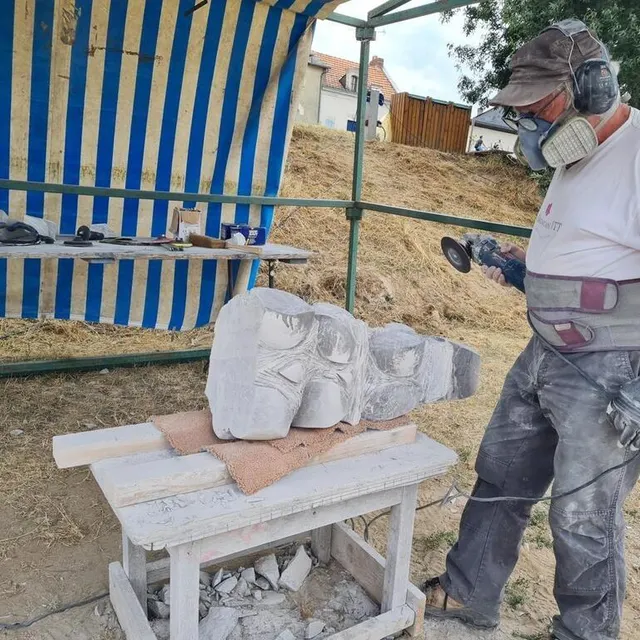 photo montjean-sur-loire, le jeudi 13 juillet 2023. les œuvres de giovanni s’inspirent de l’étude d’une vie sur la fusion des corps, produisant un aspect quasi anatomique à des formes pourtant essentiellement abstraites.  ©  co – battiste delfino