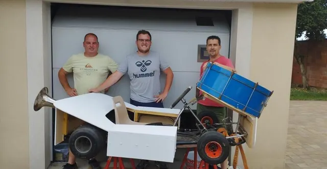 photo  julien, stéphane, romain et nicolas ont bricolé leur or’caisse de la vègre pour participer à la première édition de course de caisses à savon à loué (sarthe), samedi 15 juillet 2023.  &copy;  ouest-france 