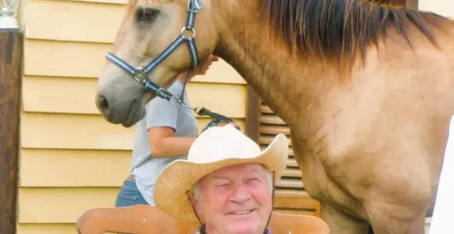 photo  un des bénévoles devant le décor.  &copy;  le maine libre 