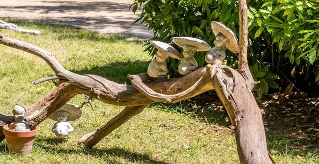 photo  les sculptures de jean-luc jérôme trônent dans le parc du château de courtanvaux.  &copy;  le maine libre 