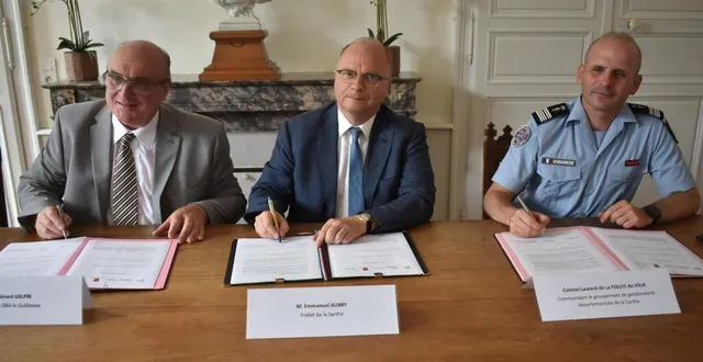 photo  gérard galpin, maire, emmanuel aubry, préfet de la sarthe, et le colonel laurent de la follye de joux, commandant le groupement de gendarmeries de la sarthe, les signataires de la convention de sécurité.  &copy;  le maine libre 