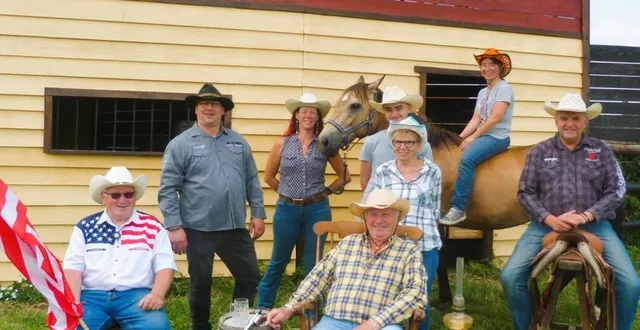 photo  les bénévoles, installés ici devant la banque, des décors qu’ils fabriquent eux-mêmes.  &copy;  le maine libre 