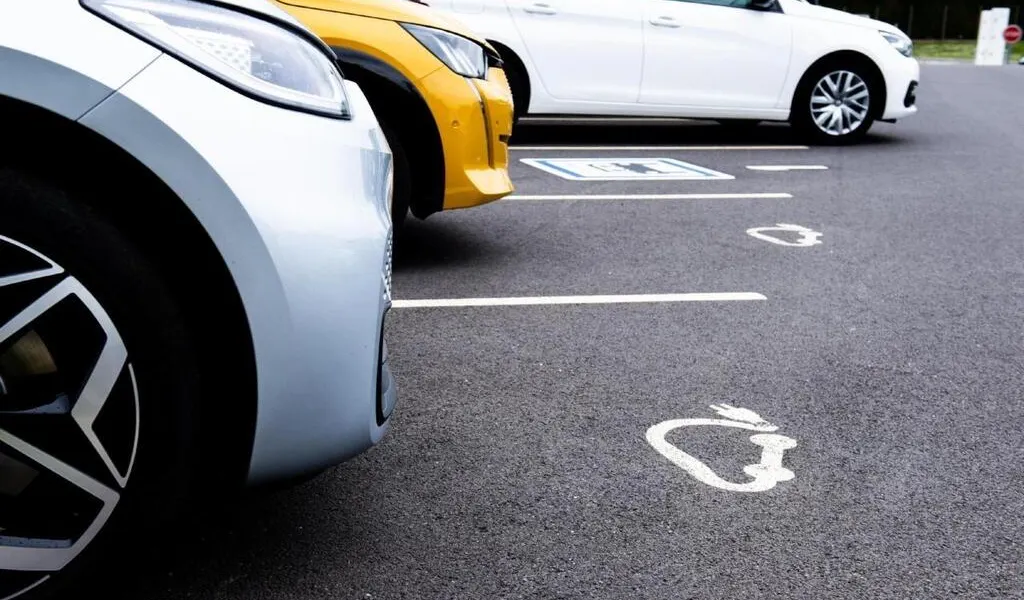 La France va tester la recharge de voitures électriques en roulant sur autoroute