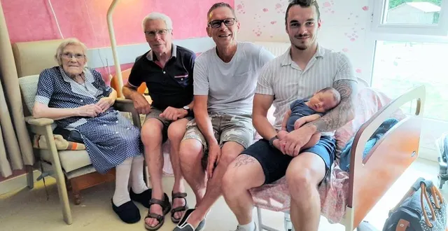 photo  la famille blot s’étend sur cinq générations, de georgette à gauche, jusqu’à lyam dans les bras de son père, en passant par jean-claude (77 ans), tony (53 ans) et nathan (26 ans).  &copy;  jean-claude blot 