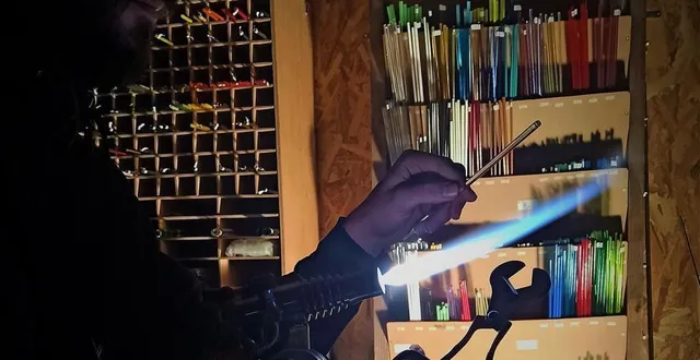 photo  sunny bodereau travaille le verre au chalumeau, à partir de fines baguettes qu’il fait chauffer jusqu’à 1 200 °c.  &copy;  sunny bodereau 